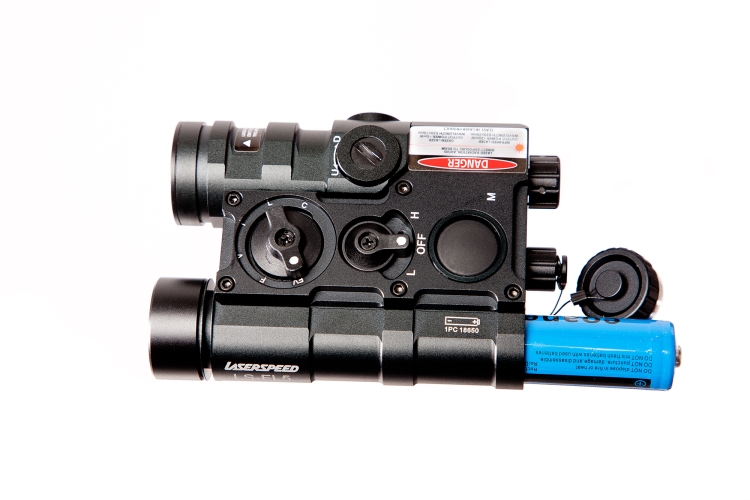 Laserspeed LS-FL5: il puntatore laser cinese… illuminante! Il Laserspeed LS-FL5 si alimenta tramite una singola batteria di tipo 18650: si tratta di batterie ricaricabili, dunque di grande praticità visto soprattutto che il dispositivo non viene fornito di fabbrica con batteria in dotazione. In alternativa è possibile usare due batterie CR123A, ma il loro uso non è raccomandato dall'azienda produttrice se non in caso di estrema urgenza.