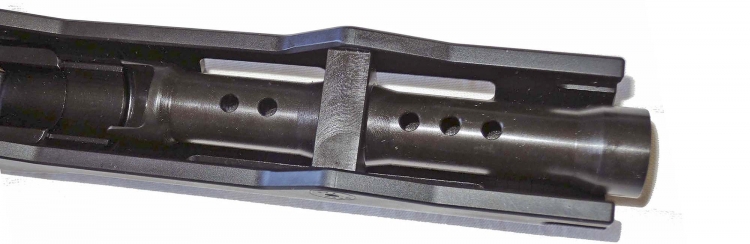 SAG AK Chassis MK2: per modernizzare il "Kala" Il tubo di presa gas integrale del SAG AK Chassis MK2; questa componente è realizzata in acciaio, così come il blocco di supporto della canna, mentre il resto è in alluminio