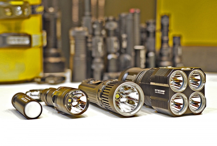 Dotiamoci di una torcia tattica, la più potente in commercio, dai 1.000 Lumen in su. In passato si sconsigliava di utilizzare torce tattiche molto potenti all'interno della casa: ma forse solo perché alcune case produttrici non ne avevano in catalogo.