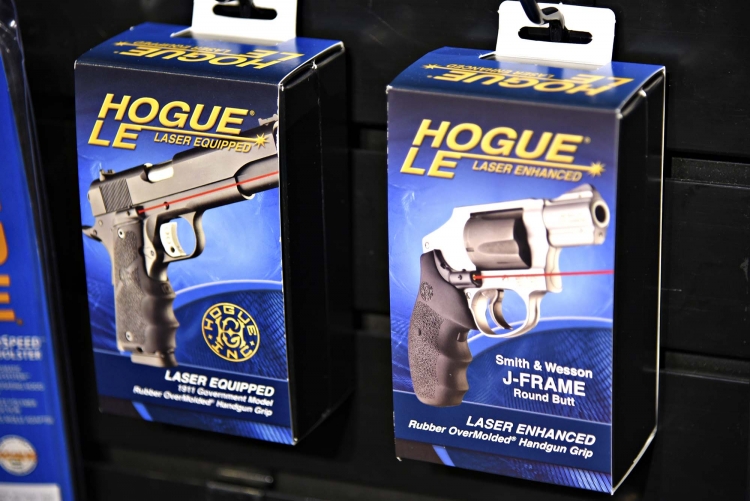 Impugnature Hogue “Laser Enhanced” Le impugnature Hogue LE “Laser Enhanced” con laser integrato sono disponibili per pistole di derivazione 1911 e per revolver con telaio Smith & Wesson J-Frame