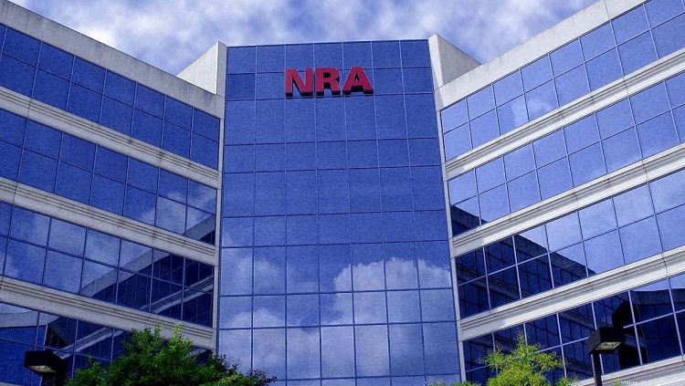 La NRA si riorganizza e si sposta in Texas! Sebbene la sede amministrativa dell'NRA sia da decenni a Fairfax, in Virginia, lo statuto costitutivo dell'organizzazione è depositato presso lo Stato di New York. Ciò espone l'NRA ad azioni legali politicamente motivate e potenzialmente devastanti nello Stato che è ormai da decenni un feudo dei disarmisti democratici.