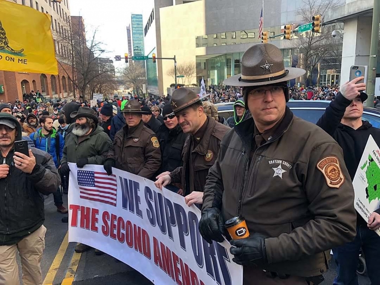 Virginia Gun Rally: cittadini armati e Forze dell'Ordine contro il disarmismo 
