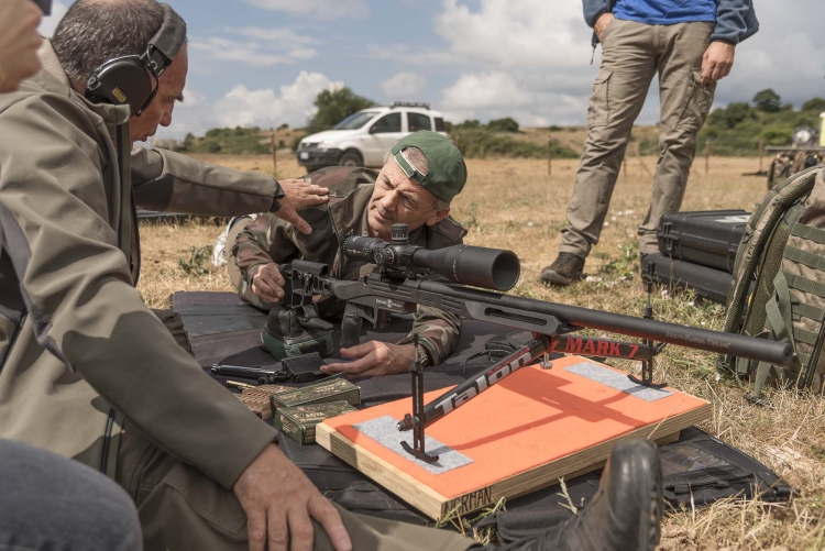 Leonardo Umberto Andreoli, collaboratore GUNSweek.com per l'area del tiro di precisione con l'arma lunga, mentre scambia opinioni con l'Ing. Emanuele Sabatti sulla nuova carabina STR Sport