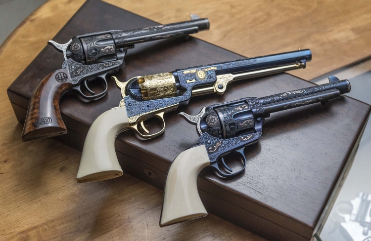 C'era una volta Sergio Leone: in mostra all'Ara Pacis, gli 'spaghetti western' e non solo Tre belle repliche Uberti incise: una Colt Navy 1851 in mezzo a due Colt Single Action 1873