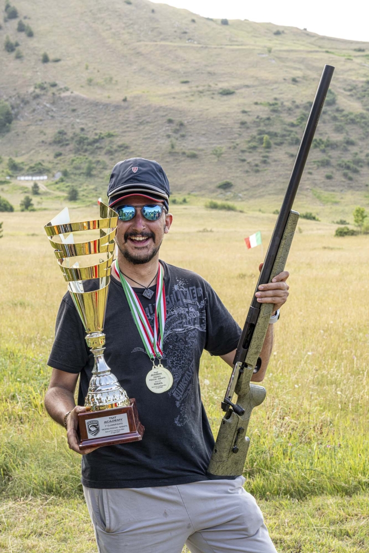 Classifica finale Trofeo Fiocchi-Sabatti 2024 Il vincitore del Trofeo Fiocchi-Sabatti 2024: Matteo Todeschini, con il Trofeo e la carabina Sabatti Tactical EVO Olive Black messa in palio