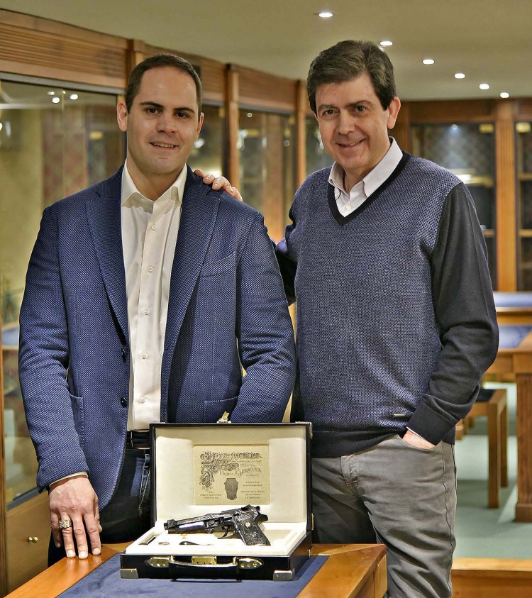 Beretta 98FS Demon: quando l'industria incontra l'arte Fabiano Visintini insieme a Paolo Tarterini, contitolare di Consultarmi, la principale agenzia di vendita Beretta, che ha contribuito attivamente alla realizzazione del progetto voluto dall'armeria Red Point