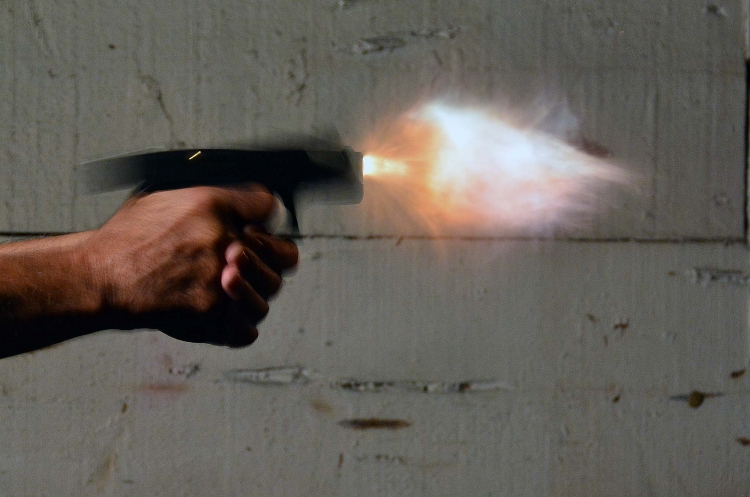 La piccola Glock G43 Slimline La pistola durante lo sparo