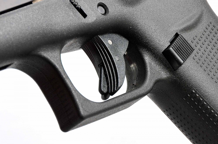 La piccola Glock G43 Slimline Particolare del grilletto zigrinato dotato della peculiare sicura a leva