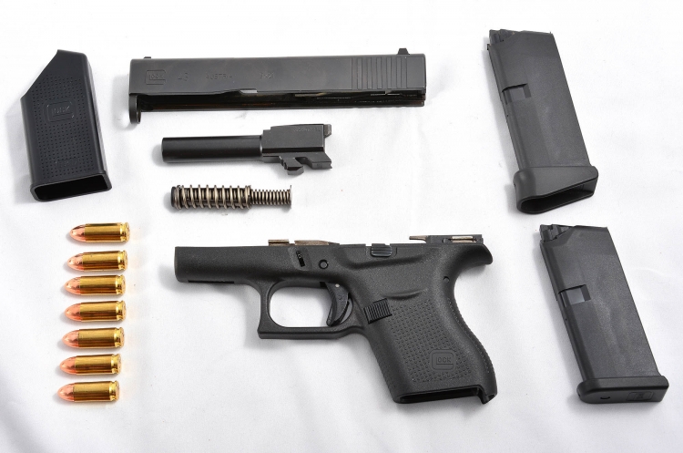 La piccola Glock G43 Slimline La Glock G43 in smontaggio ordinario. Ho volutamente fotografato 7 cartucce, inclusa quella che può essere portata pronta in canna