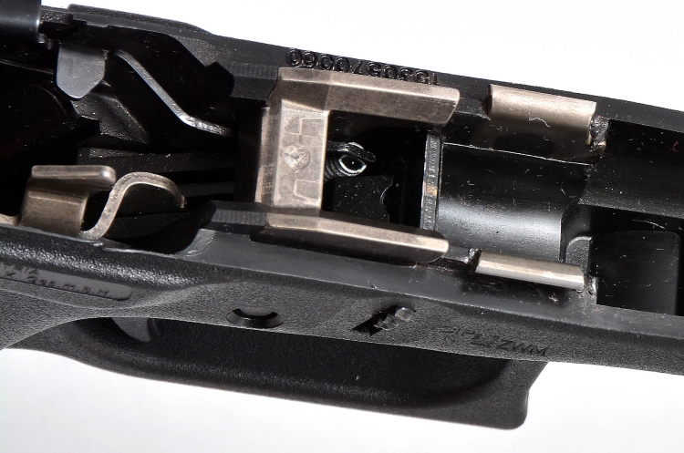 La piccola Glock G43 Slimline Si intravede la molla a spirale che ha sostituito quella a lamina che contrasta con i pulsanti di smontaggio