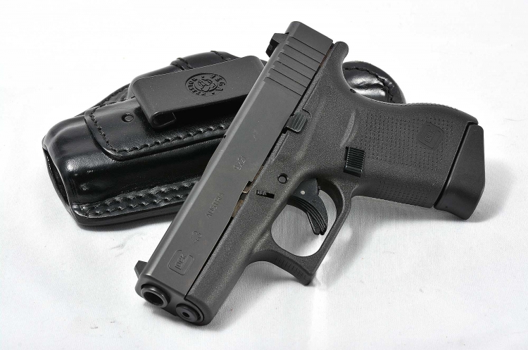 La piccola Glock G43 Slimline Le dimensioni della pistola la rendono perfetta per il porto all'interno dei pantaloni