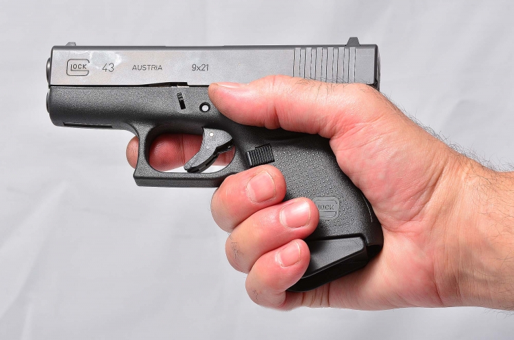 La piccola Glock G43 Slimline La Glock G43 impugnata rivela le sue ridotte dimensioni che ne fanno una eccellente pistola occultabile