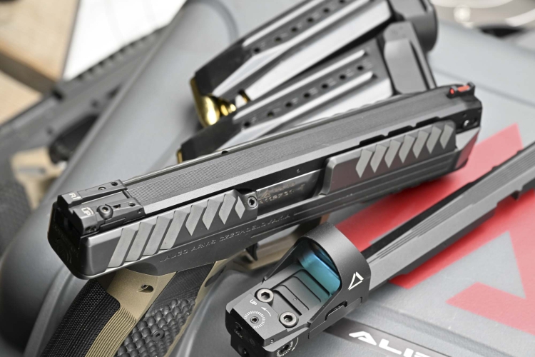 Laugo Arms "Alien": la pistola di un altro pianeta Laugo Arms "Alien": la pistola di un altro pianeta
