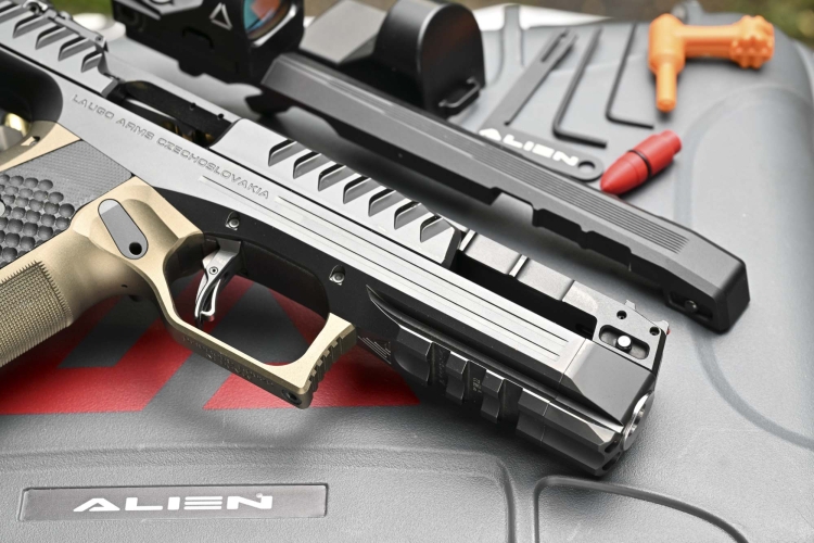 Laugo Arms "Alien": la pistola di un altro pianeta Laugo Arms "Alien": la pistola di un altro pianeta
