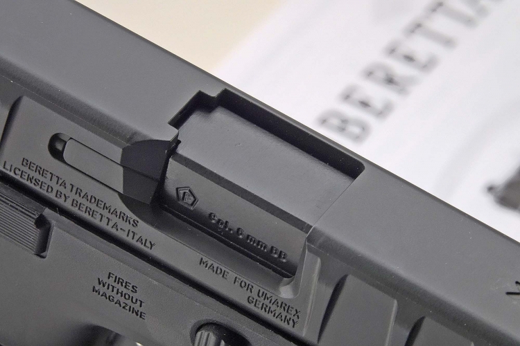 The ejection port sports the "F-in-pentagon", a German proof stamp for airguns and airsoft replicas