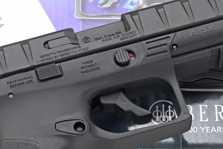 Beretta APX pistol: the Umarex airsoft replica Unlike the original, on the Umarex replica a manual safety system is located on the right side, just above the trigger guard