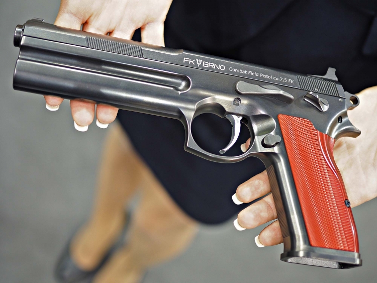 Pistole FK BRNO Combat Field e Sport Field calibro 7,5 FK Nelle mani di una gentile signorina, la FK Brno Combat Field dimostra chiaramente le sue generose dimensioni