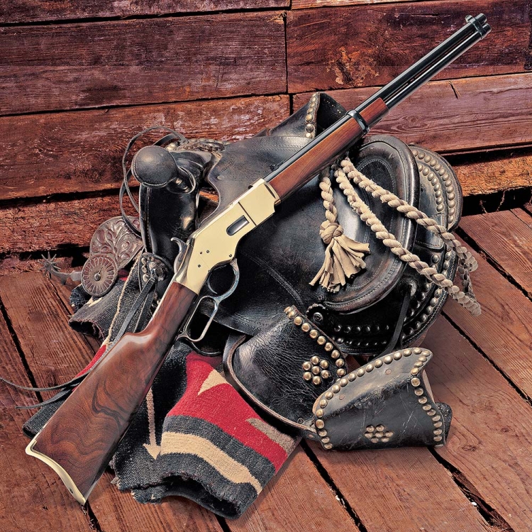 Uberti Winchester 1866 "Yellowboy": i 150 anni di un fucile leggendario Una replica Uberti della carabina Winchester 1866 con canna tonda da 19"