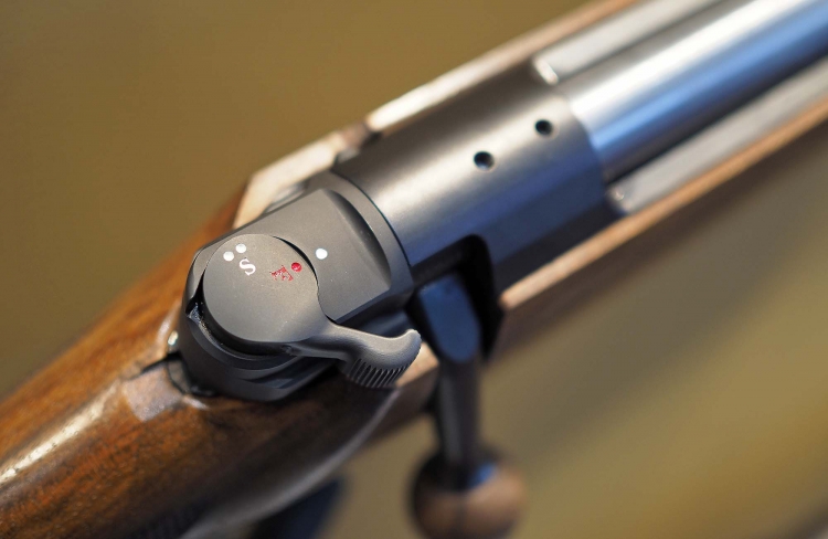Fucile Mauser M12 S con sistema di armamento manuale Il sistema di armamento manuale del percussore del Mauser M12 si trova sopra il blocco-otturatore, dietro la manetta di armamento