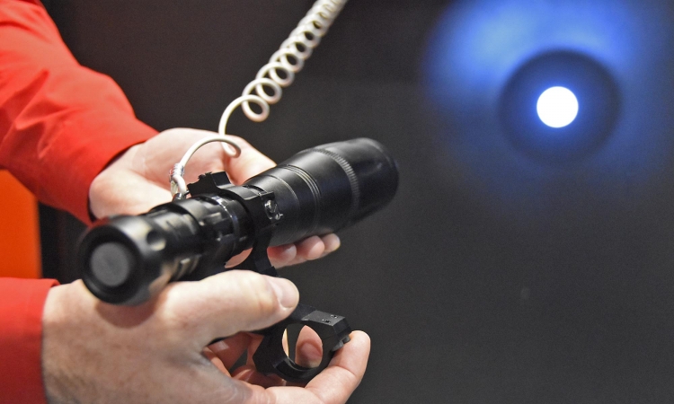 Il fascio della torcia Optical Dinamics CALS, estremamente focalizzato