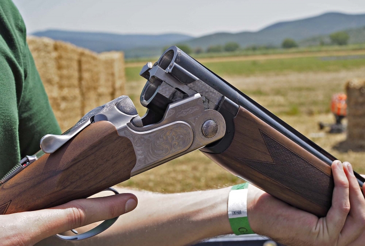 Beretta 690 Field I, the distinguished hunter The breech open, with the 76 mm / 3” Magnum chambers exposed
