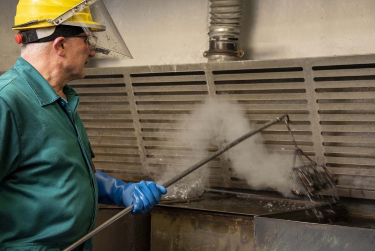 La tartarugatura nelle armi classiche Estratte dal bagno di sali, le parti roventi vengono gettate in acqua, temprandole