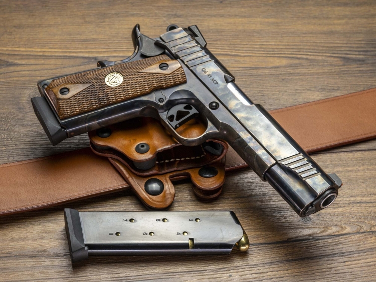 La tartarugatura nelle armi classiche Pistola Chiappa Firearms1911-45 Superior "Color Case"