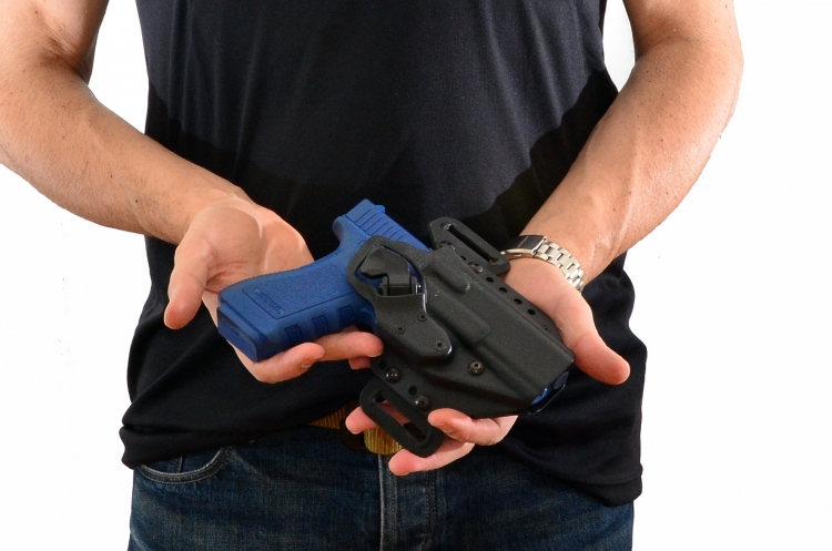 Tecnica: la pistola full size sotto gli indumenti una fondina per il porto esterno dotata di sistema di ritenzione della RADAR modello 6085. Questa fondina polimerica, resta accostata al corpo e permette di occultare efficacemente l'arma sotto una giacca