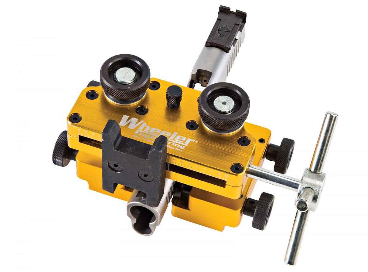 Wheeler Armorer's Handgun Sight Tool Dalla Wheeler Engineering: uno strumento universale per la regolazione delle mire sulle armi corte