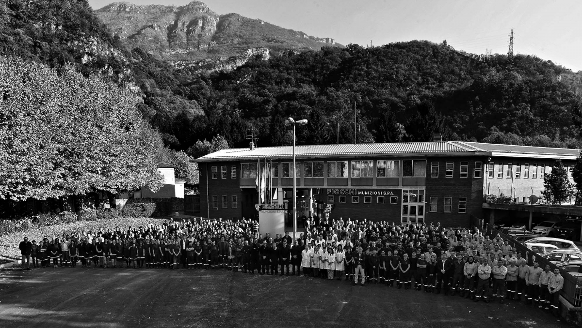 Fiocchi Munizioni: 140 anni, quattro generazioni, una sola famiglia La storia dell'azienda è fatta di persone: qui i dipendenti dell'azienda posano di fronte alla sede della Fiocchi a Lecco