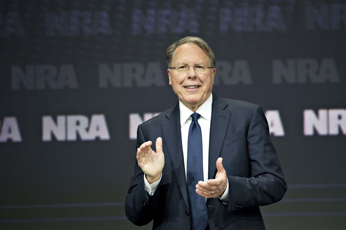 Lo Stato di New York vuole sciogliere l'NRA! Wayne LaPierre, direttore generale dell'NRA, è da tempo al centro di polemiche anche interne all'associazione per la sua gestione dei fondi, giudicata "spregiudicata" da taluni