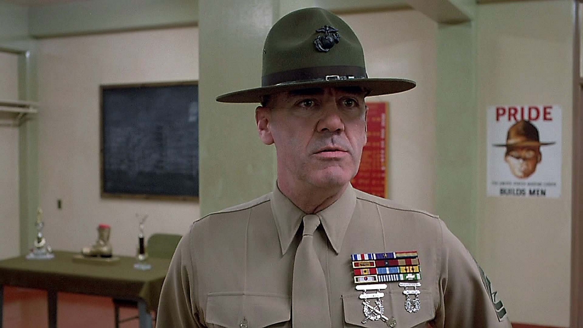 Addio a R. Lee Ermey: se ne va "The Gunny" Il sergente maggiore Hartman, capo istruttore nel film "Full Metal Jacket": questo il leggendario ruolo nel capolavoro di Stanley Kubrick che portò R. Lee Ermey alla ribalta