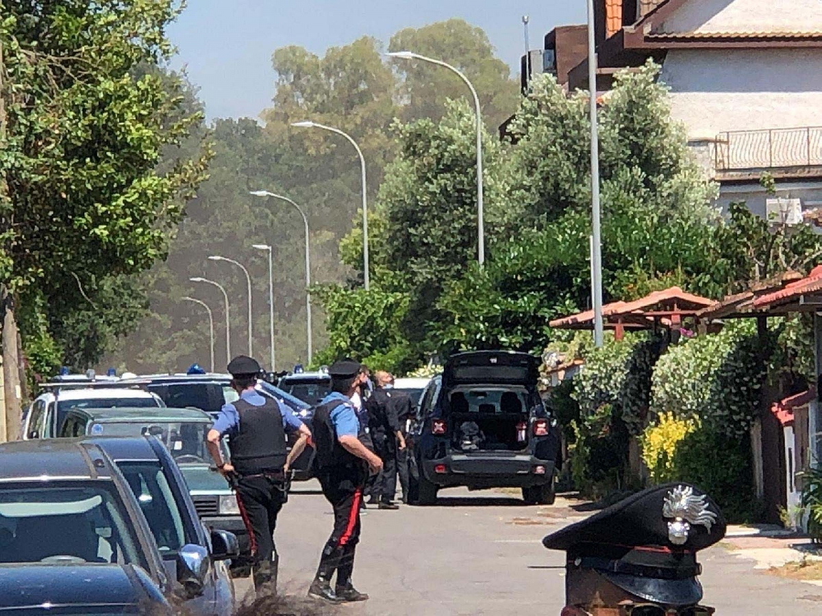 La strage di Ardea ha sconvolto la nazione: tre vittime, tra cui due bambini. Ma la legge avrebbe già impedito che un&#039;arma restasse nella casa di un malato mentale: perché le Autorità preposte non l&#039;hanno applicata?