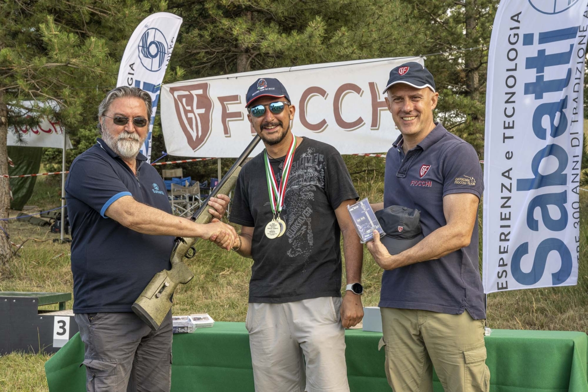 Classifica finale Trofeo Fiocchi-Sabatti 2024 Vittorio Giani (Sabatti) e Francesco Gazzetta (Fiocchi munizioni) premiano Matteo Todeschini, vincitore del Trofeo Fiocchi-Sabatti 2024