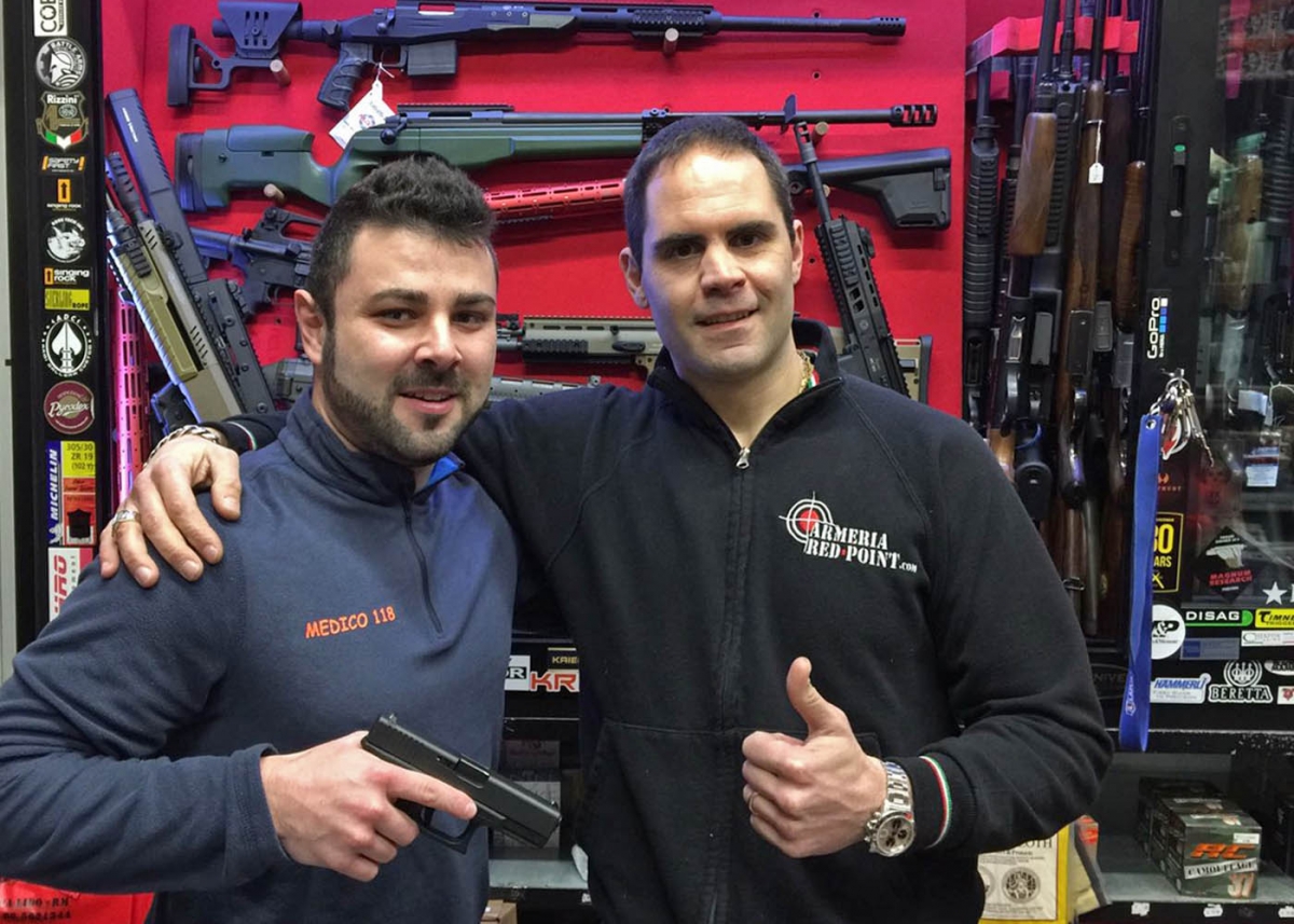 Ecco i nomi dei vincitori del Concorso Brownells Italia VINCI LE PIÙ AMATE! Gianluigi Piegari mentre riceve il Terzo Premio da Fabiano Visintini, titolare dell'Armeria Red Point di Ostia (Roma)