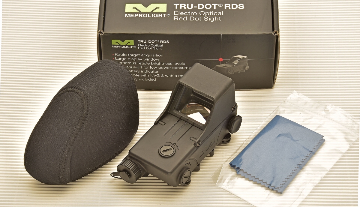 The package is minimal: the red dot comes with a protective soft case and a lens cleaning cloth