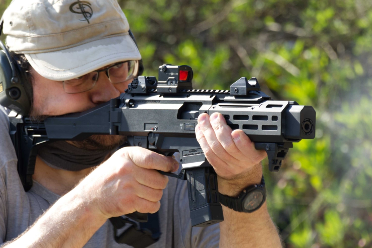 In foto, un micro dot Sightmark Mini Shot M-Spec M2 Solar su una PCC CZ Scorpion EVO 3