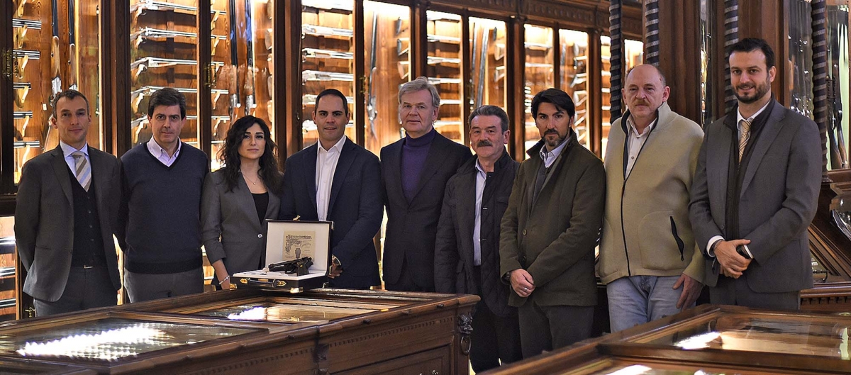 Beretta 98FS Demon: quando l'industria incontra l'arte Foto di gruppo: il management Beretta insieme ai realizzatori del progetto e il suo committente, Fabiano Visinitini
