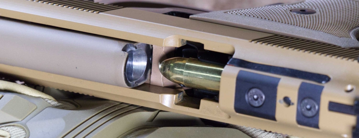 Beretta M9A4 cal. 9 Para - un'analisi dettagliata L'alimentazione quasi in linea con la canna, da cui deriva la proverbiale affidabilità della Beretta M9.