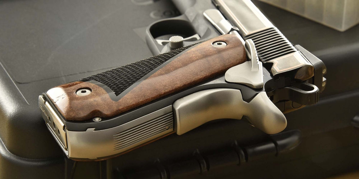 Le guancette dell'impugnatura sono in noce, con eleganti inserti zigrinati in Micarta nero