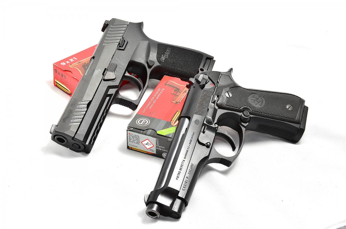 Sig Sauer P320 calibro 9mm due full size a confronto: Sig Sauer P320 calibro 9mm vs Beretta serie 92. nello scontro le semplificazioni meccaniche e costruttive dell'ultima nata ne hanno decretato la vittoria nella gara degli armamenti per l'esercito USA