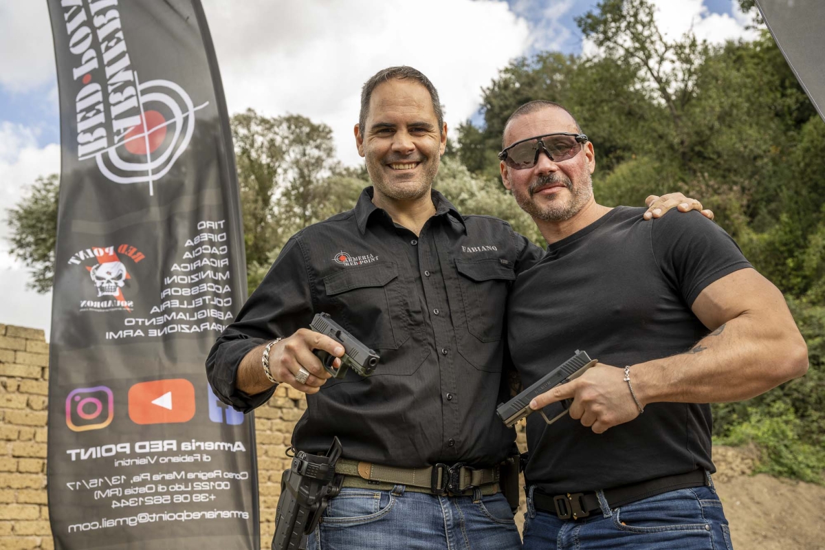 Pistola Emtan Ramon: in prova a Roma! Fabiano Visintini, titolare dell'armeria Red Point di Roma, insieme a Emanuele Mattera, titolare della International Arms Trading Company, distributore italiano della pistola Emtan Ramon.