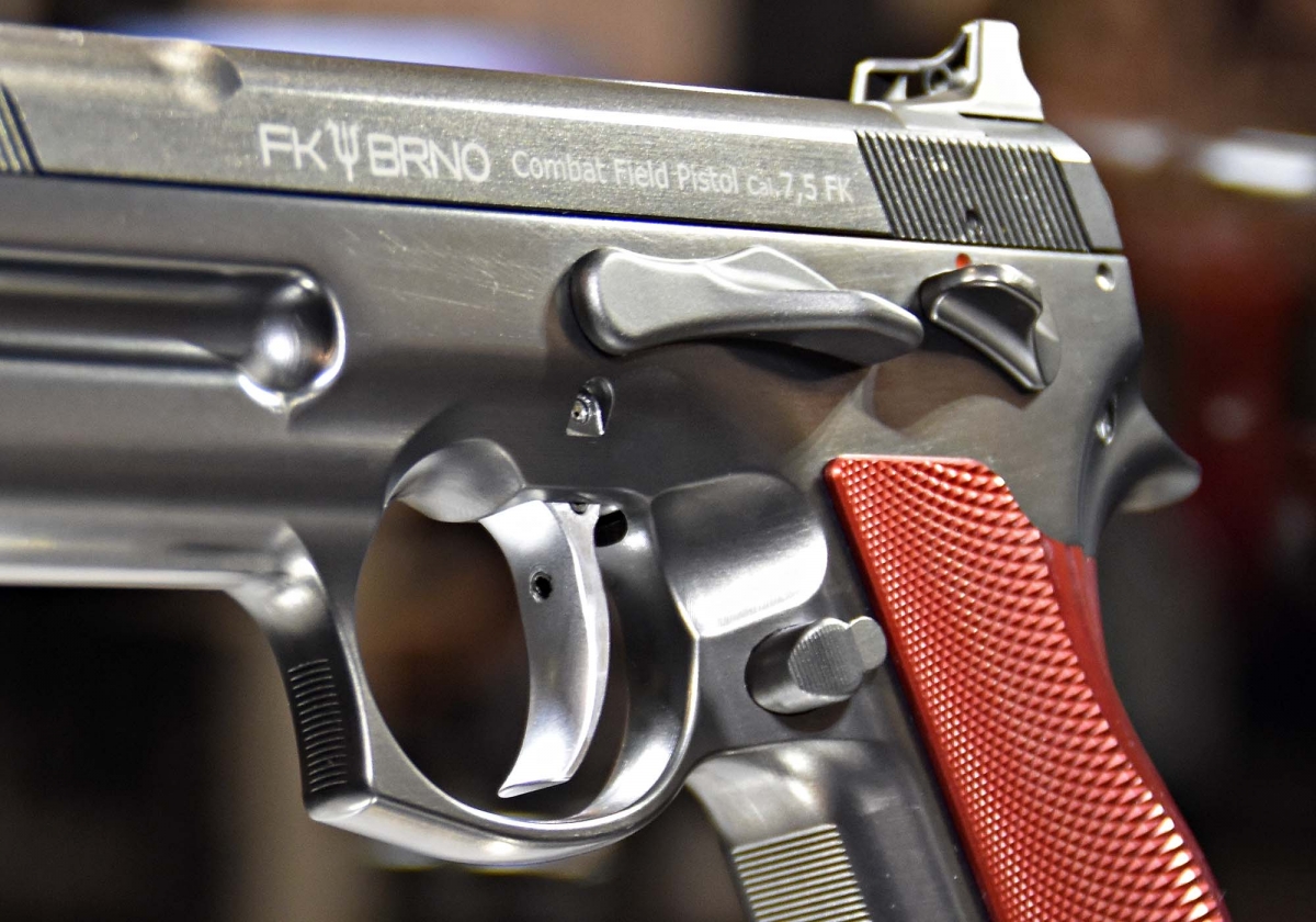Pistole FK BRNO Combat Field e Sport Field calibro 7,5 FK I controlli della pistola FK BRNO sono concepiti per essere facili da raggiungere e gestire anche quando si indossino i guanti; lo scatto è regolabile tramite una vite esterna