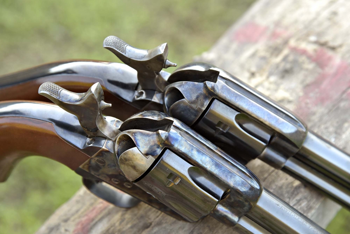 La corsa a tutta monta del cane di un revolver Short Stroke (sopra) a confronto con quella di un revolver Cattleman standard