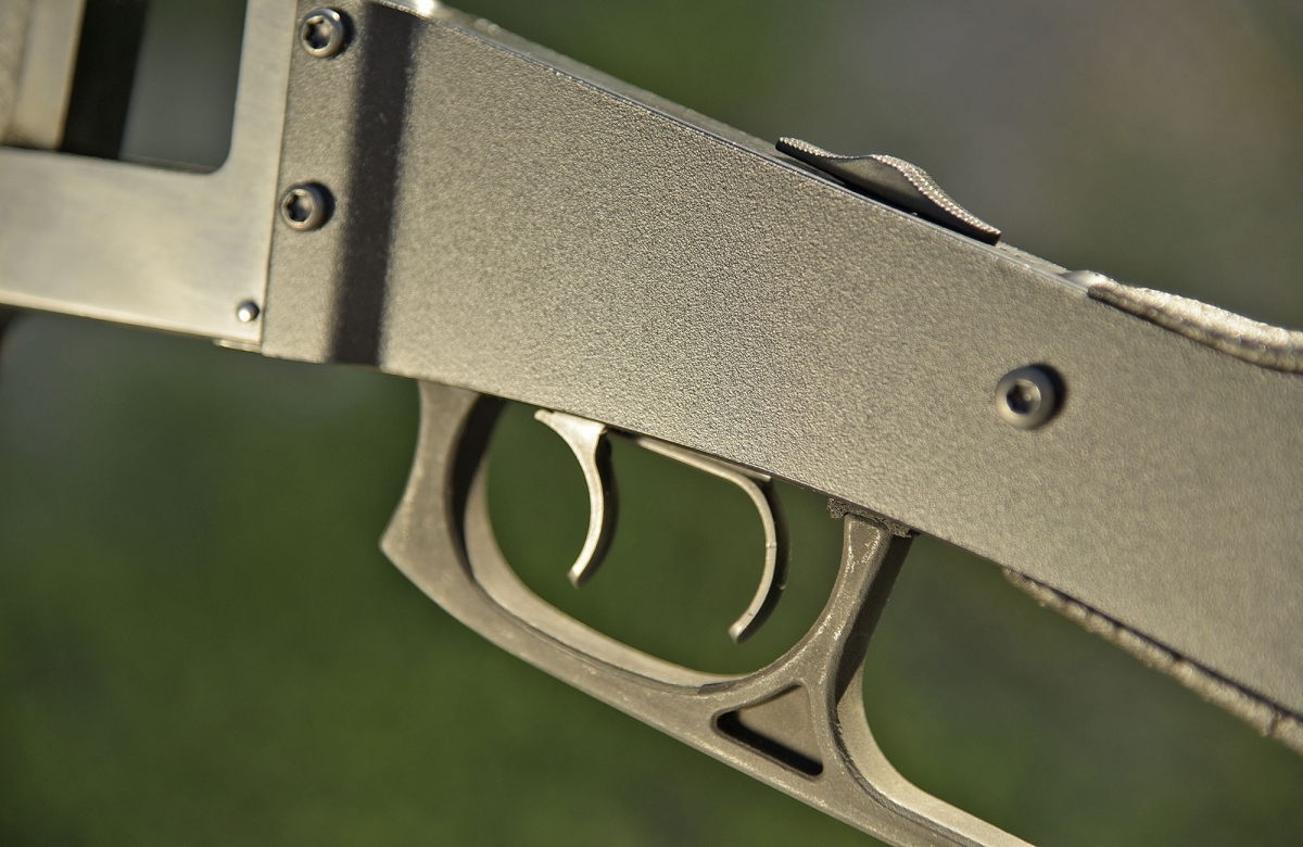 Two triggers: the front one serves the top smothbore barrel; the one at back serves the bottom rifled barrel