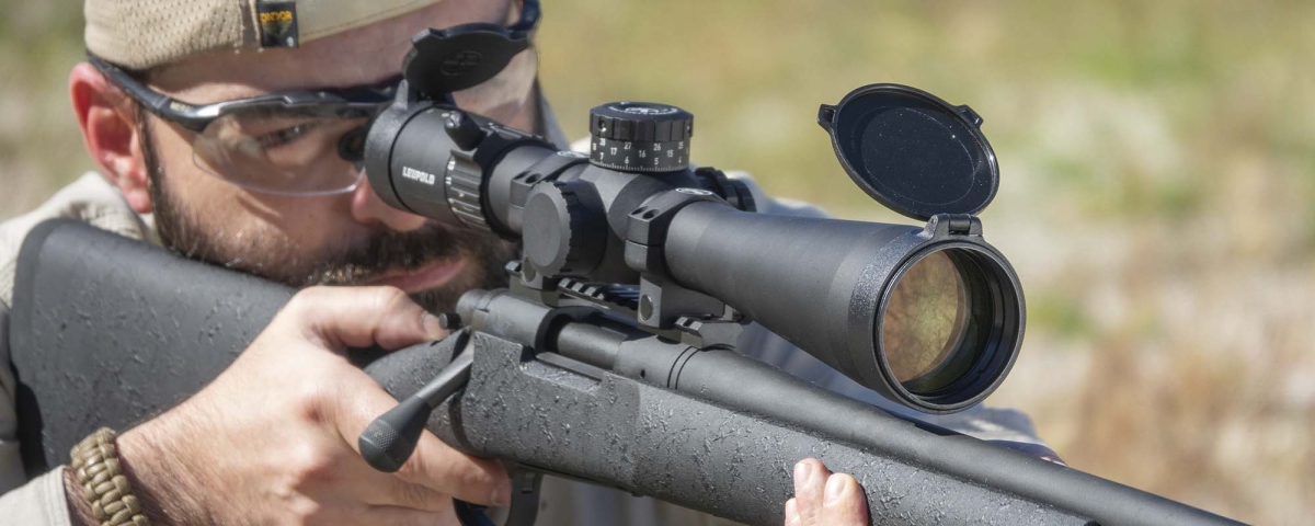 Remington 700 Police 5R: il classico dei classici... a cinque righe Data l'origine militare/professionale del Remington 700 Police, l'arma è priva di mire metalliche, perché pensata per essere utilizzata esclusivamente con un ottica. Sulla superficie superiore dell'azione troviamo comunque i fori di predisposizione per il montaggio di attacchi o rail Picatinny per ottiche.