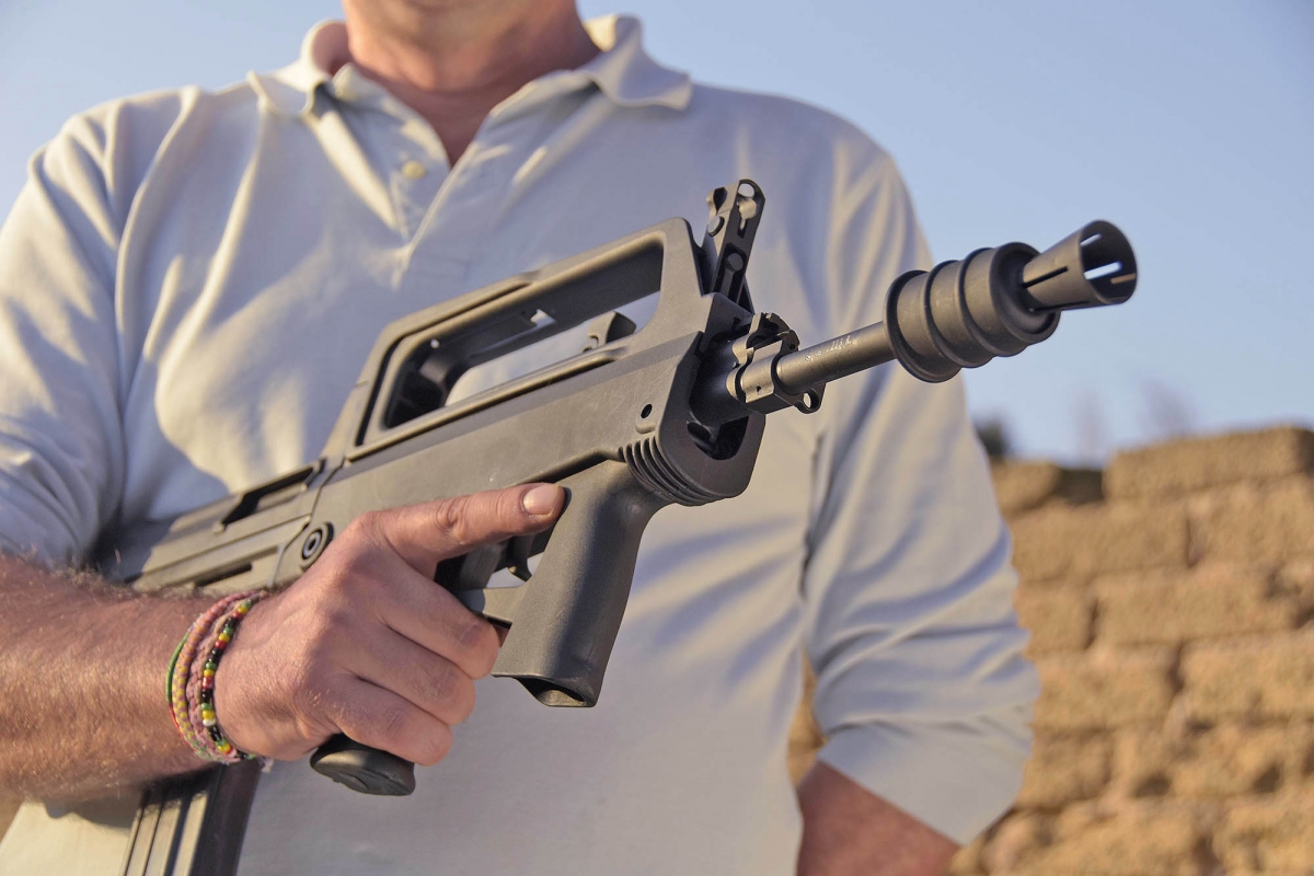 Lo M77 Commando è un'arma corta e molto leggera, anche per la media dei bull-pup