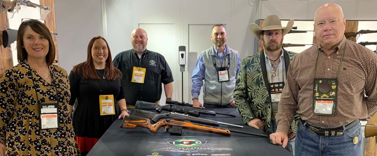 SHOT Show 2022: Sabatti fa il pieno di novità Il team IFG – Italian Firearms Group, distributore negli USA per i marchi Sabatti, Pedersoli, Tanfoglio e FAIR (mascherine tolte a fine giornata, SOLO per scattare questa foto)