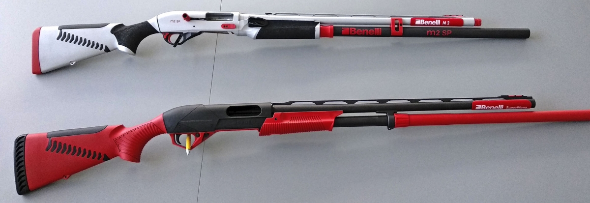 Fucili Benelli custom per il tiro dinamico sportivo Un Benelli M2 SP e un Benelli Supernova, entrambi preparati per il tiro dinamico sportivo