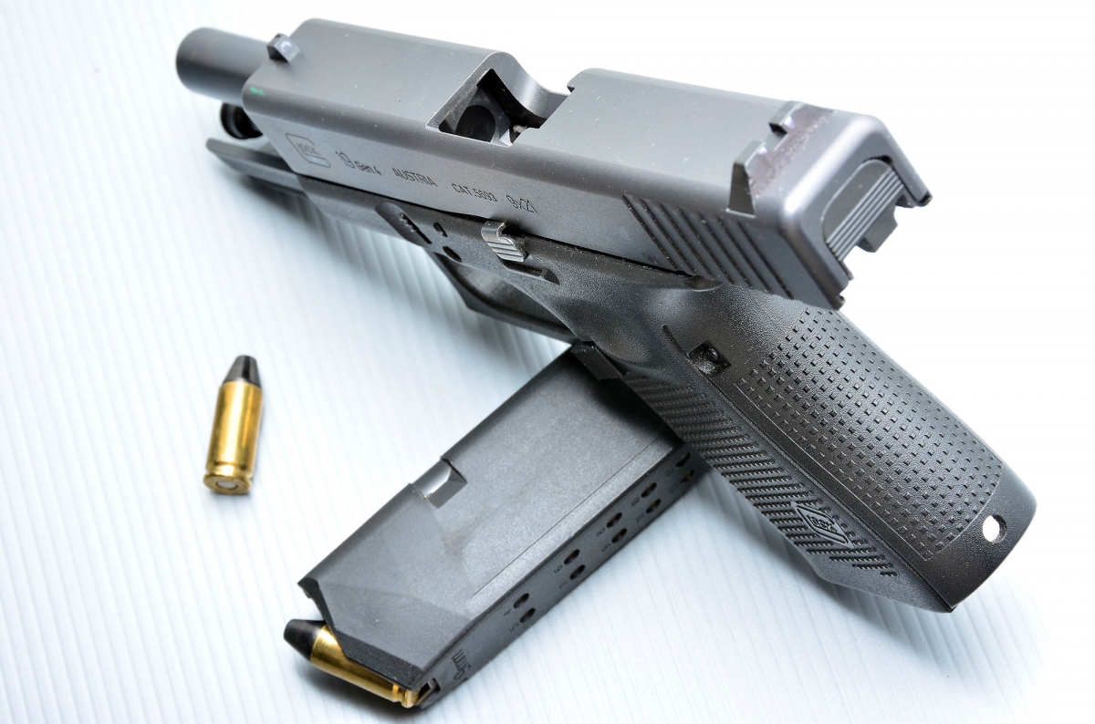 La pistola è priva del caricatore, non c&#039;è colpo in canna, il carrello è bloccato in apertura e la camera di cartuccia è visibilmente vuota. Nonostante questo, un&#039;arma è da considerare “sempre carica” e come tale deve essere maneggiata.  